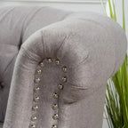 Poltrona Club in Tessuto Trapuntato con Bottoni e Gambe in Legno Massello per Soggiorno