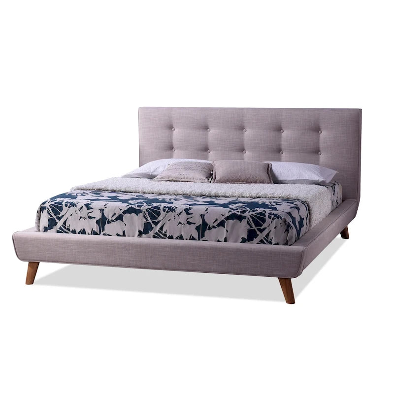Letto king size con piattaforma imbottito in tessuto beige con testiera trapuntata e gambe tornite, in stile Mid-Century