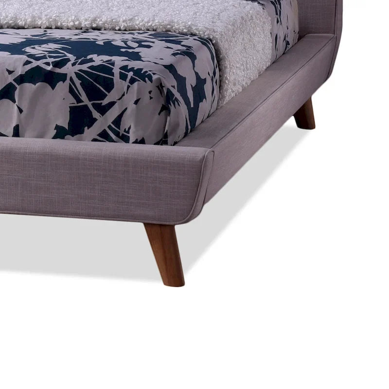 Letto king size con piattaforma imbottito in tessuto beige con testiera trapuntata e gambe tornite, in stile Mid-Century