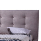 Letto king size con piattaforma imbottito in tessuto beige con testiera trapuntata e gambe tornite, in stile Mid-Century