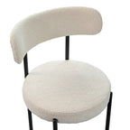 Set di 2 sedie da pranzo moderne rotonde imbottite in Boucle, schienale curvo e gambe in metallo nero verniciato a spruzzo