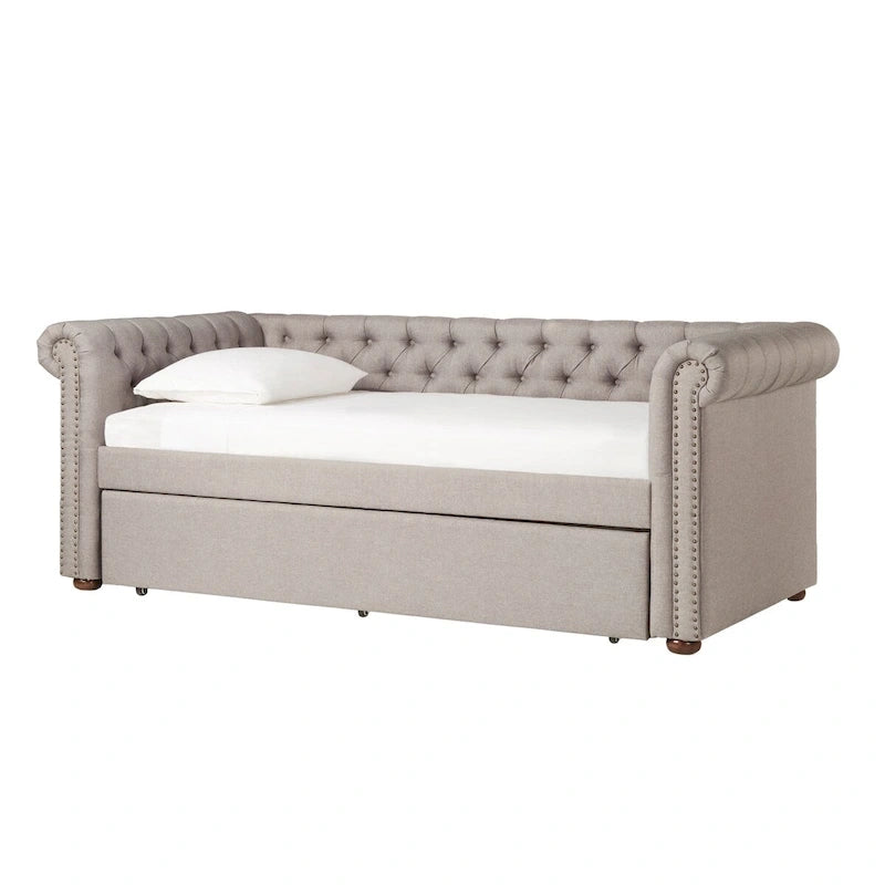 Divano letto Chesterfield in velluto trapuntato con braccioli a voluta, dettagli a bottone e gambe in legno massello