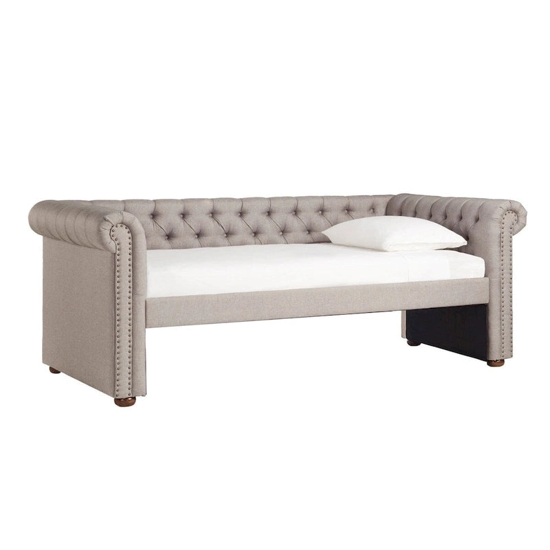 Divano letto Chesterfield in velluto trapuntato con braccioli a voluta, dettagli a bottone e gambe in legno massello