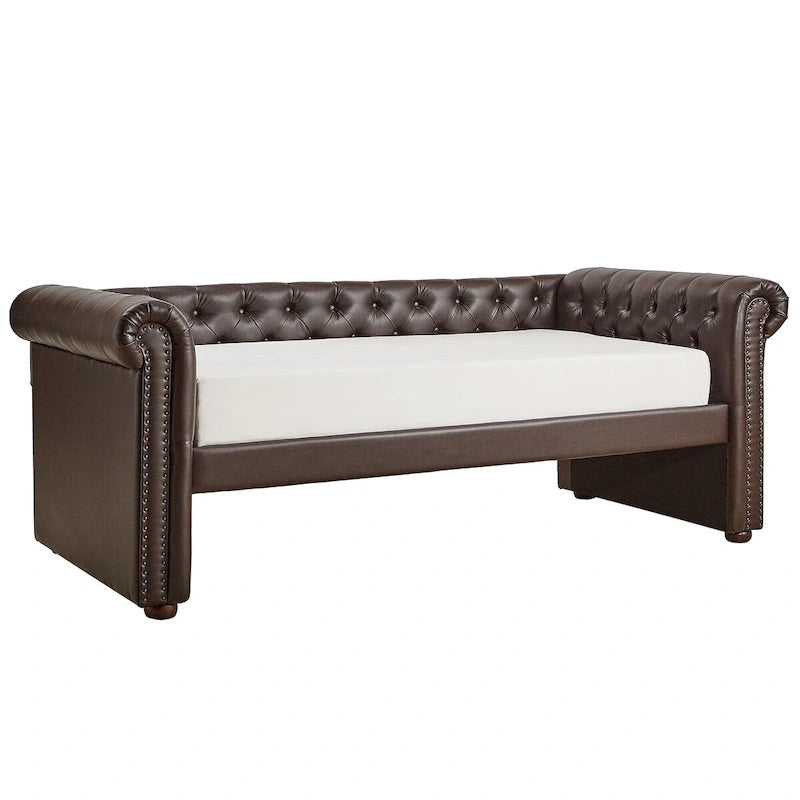 Divano letto Chesterfield in velluto trapuntato con braccioli a voluta, dettagli a bottone e gambe in legno massello