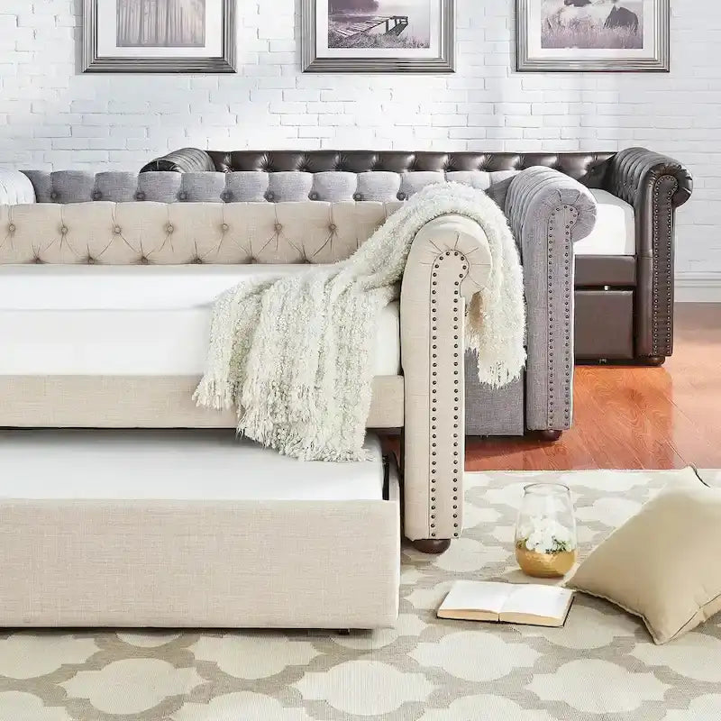 Divano letto Chesterfield in velluto trapuntato con braccioli a voluta, dettagli a bottone e gambe in legno massello