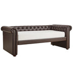 Divano letto Chesterfield in velluto trapuntato con braccioli a voluta, dettagli a bottone e gambe in legno massello