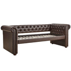 Divano letto Chesterfield in velluto trapuntato con braccioli a voluta, dettagli a bottone e gambe in legno massello
