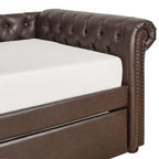 Divano letto Chesterfield in velluto trapuntato con braccioli a voluta, dettagli a bottone e gambe in legno massello