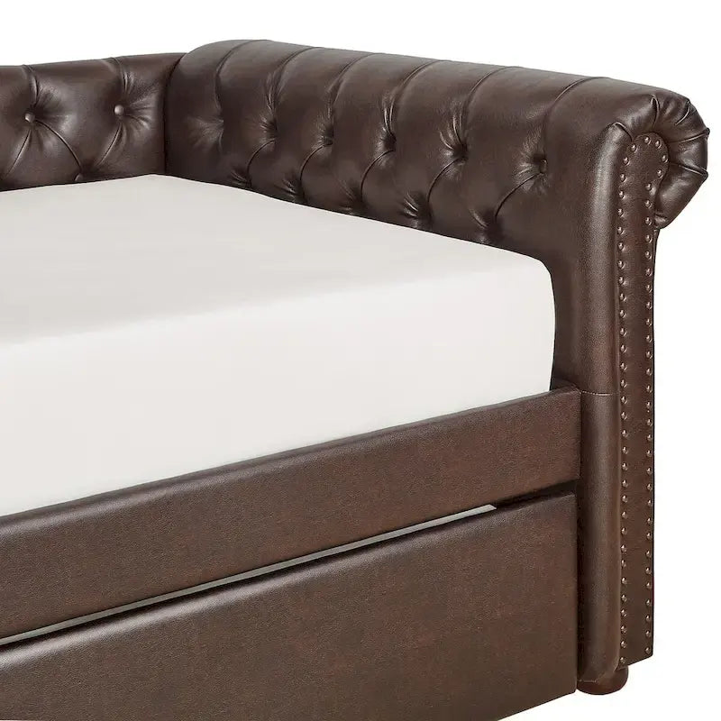 Divano letto Chesterfield in velluto trapuntato con braccioli a voluta, dettagli a bottone e gambe in legno massello