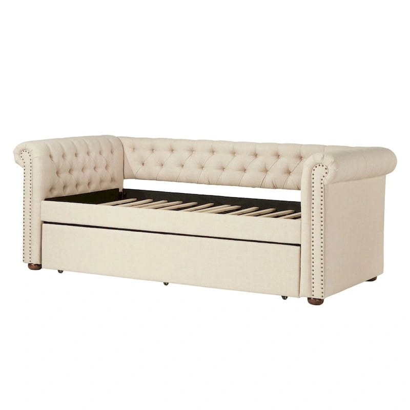 Divano letto Chesterfield in velluto trapuntato con braccioli a voluta, dettagli a bottone e gambe in legno massello