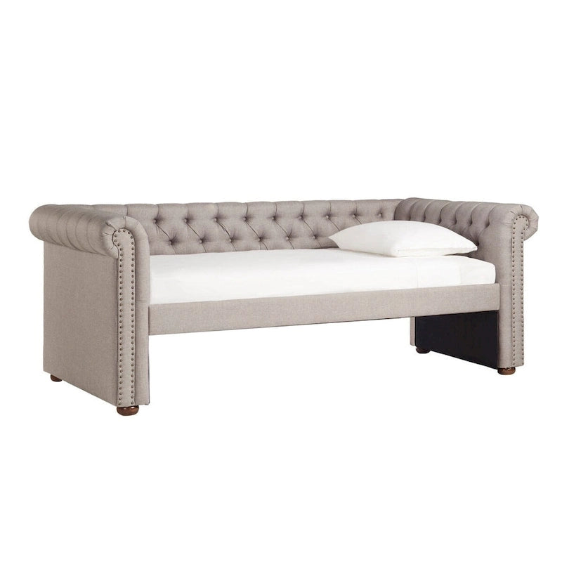 Divano letto Chesterfield in velluto trapuntato con braccioli a voluta, dettagli a bottone e gambe in legno massello