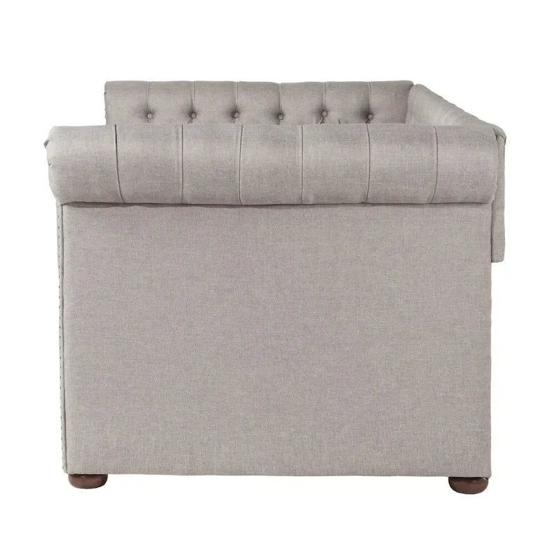 Divano letto Chesterfield in velluto trapuntato con braccioli a voluta, dettagli a bottone e gambe in legno massello