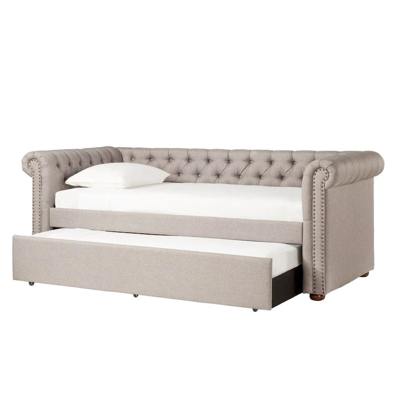 Divano letto Chesterfield in velluto trapuntato con braccioli a voluta, dettagli a bottone e gambe in legno massello