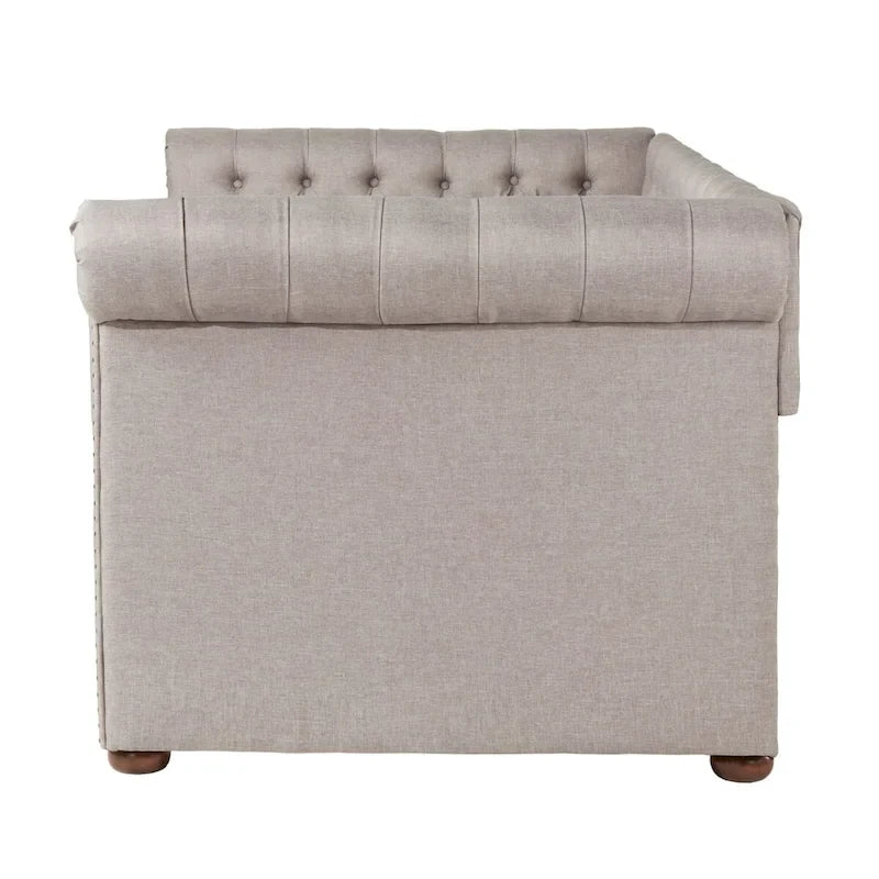 Divano letto Chesterfield in velluto trapuntato con braccioli a voluta, dettagli a bottone e gambe in legno massello